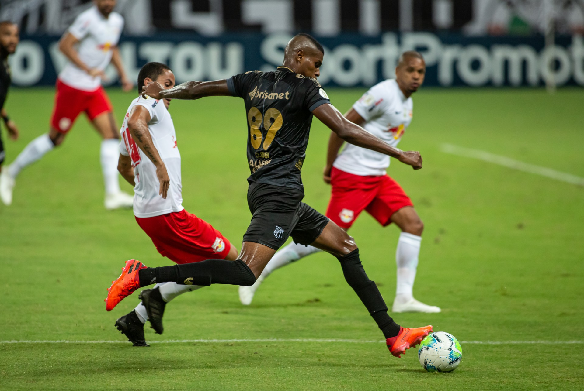 Cleber tentou, mas o Ceará perdeu outro jogo em casa na Série A
 (Foto: Pedro Chaves / FCF)