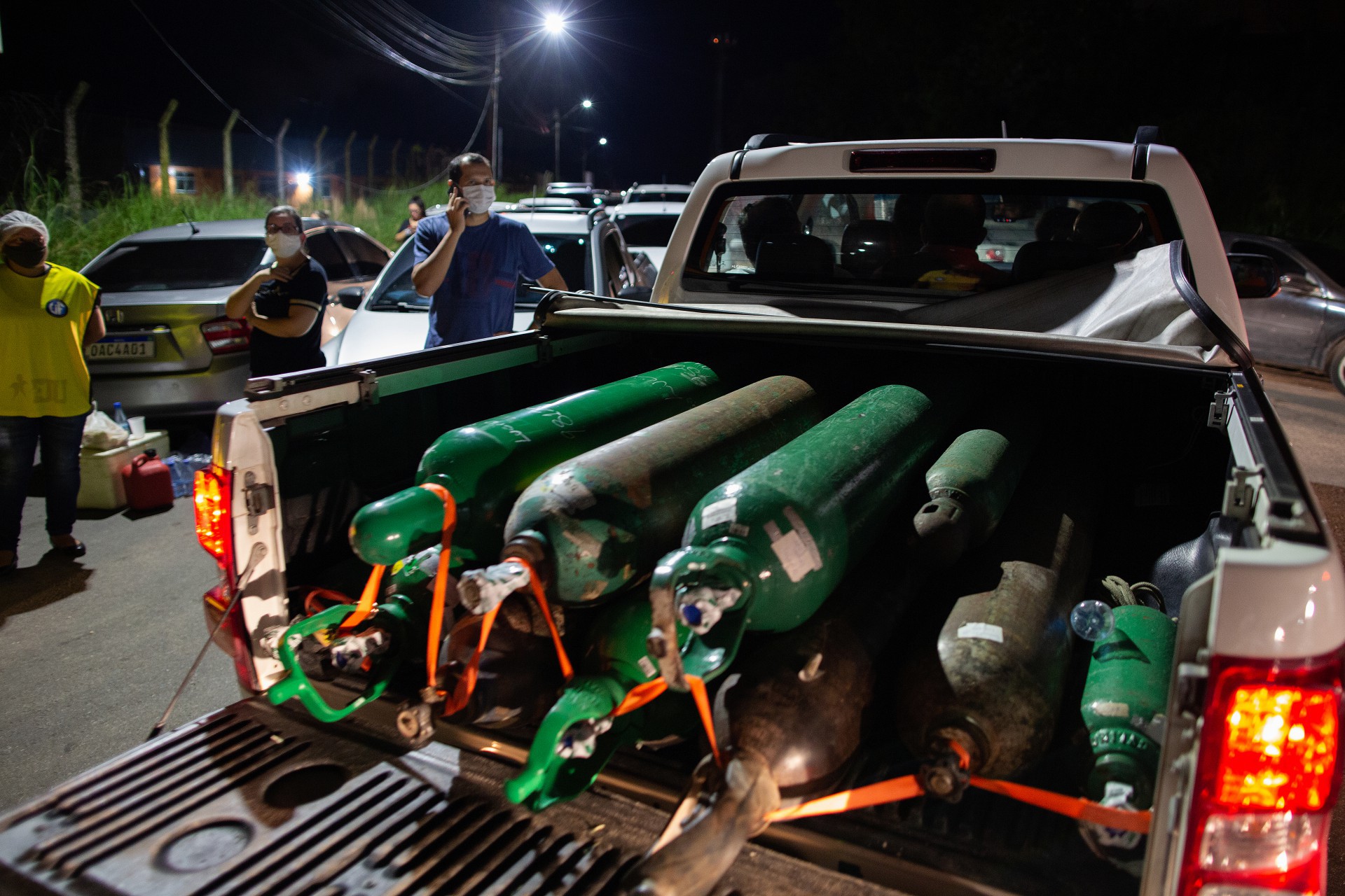 ￼Caminhonete carrega tanques de oxigênio em Manaus (AM). MP Estadual e federal querem prevenir risco semelhante no Ceará (Foto: Michael DANTAS / AFP)