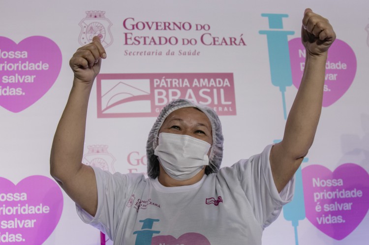 ￼Maria Silvana Souza Reis, 51 anos, técnica de enfermagem do hospital Leonardo da Vinci, sorridente após ter sido a primeira imunizada no Ceará contra a Covid-19