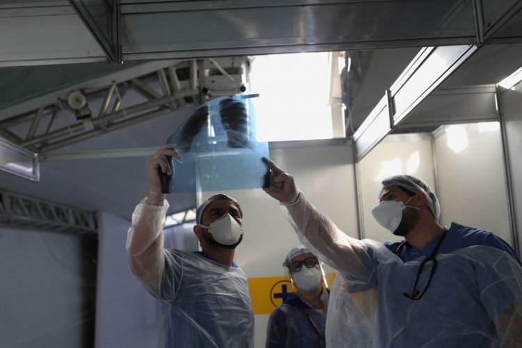 Médicos observam exame de paciente em hospital de campanha em Guarulhos (SP) .12/05/2020.REUTERS/Amanda Perobelli