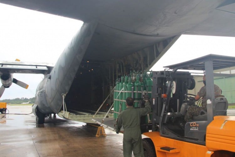Avião militar C-130, da FAB, com cilindros de oxigênio para tratamento de pacientes de covid-19 em Manaus.