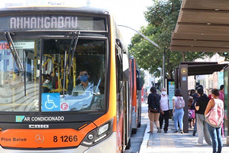 Usuários de transporte público e motoristas de ônibus usam máscaras de proteção contra Covid-19