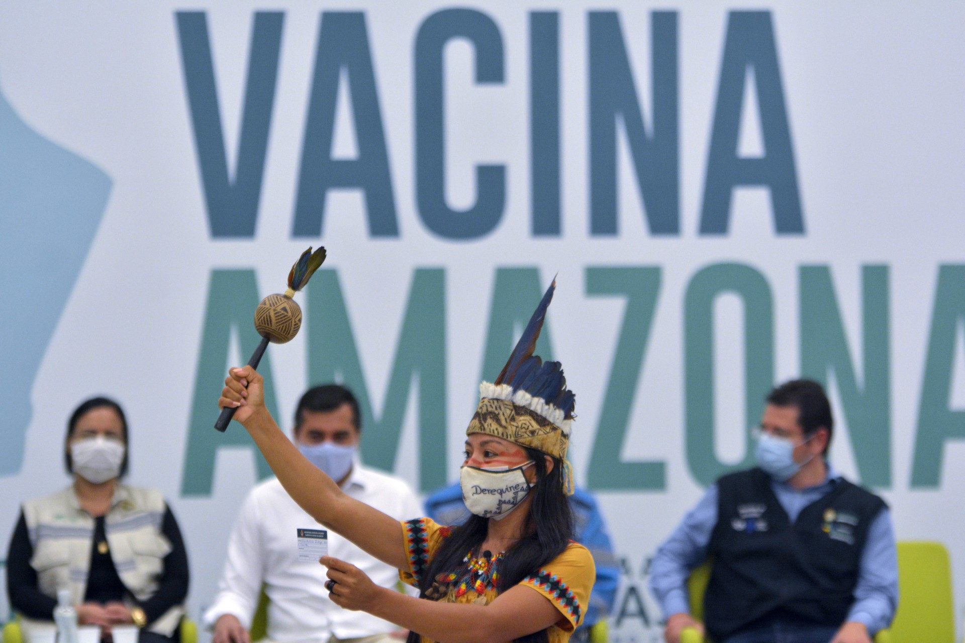 A enfermeira indígena de Witoto Vanda Ortega é vista exibindo seu certificado de vacina após se tornar a primeira pessoa a ser inoculada com a vacina CoronaVac da Sinovac Biotech contra Covid-19 em Manaus, Amazonas, Brasil (Foto: Marcio JAMES / AFP)