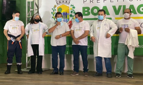 O prefeito do município, Regis, do partido Solidariedade (quarta pessoa da esquerda para a direita), participou do evento da primeira vacinação  