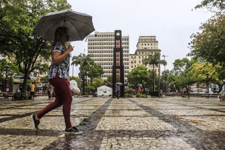 Movimentação no Centro de Fortaleza, ontem, em manhã de chuva intensa (Foto: Barbara Moira)