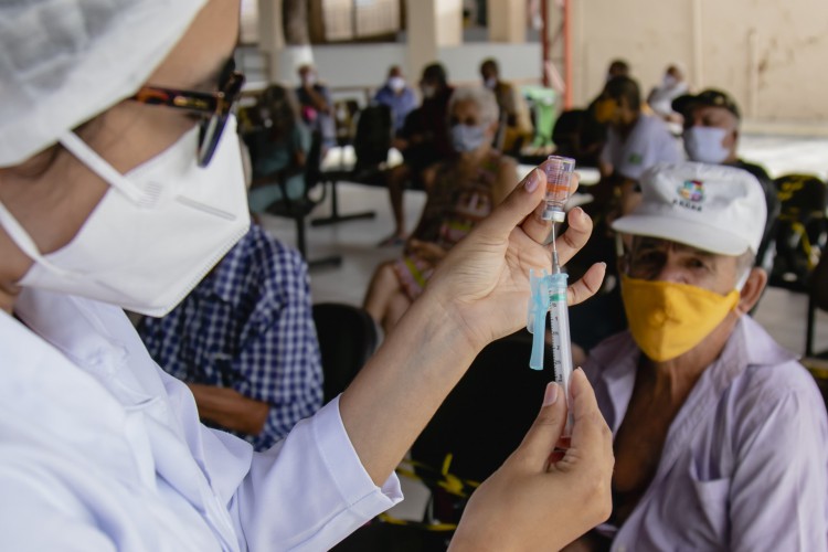 Por falha no sistema, 800 idosos foram agendados de forma errada para vacinação no Centro de ...