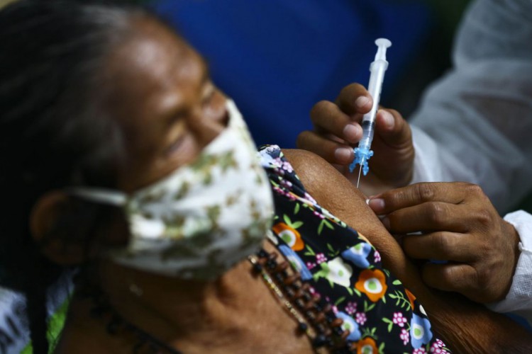 Vacinação na aldeia indígena Umariaçu, próximo a Tabatinga, Amazonas.