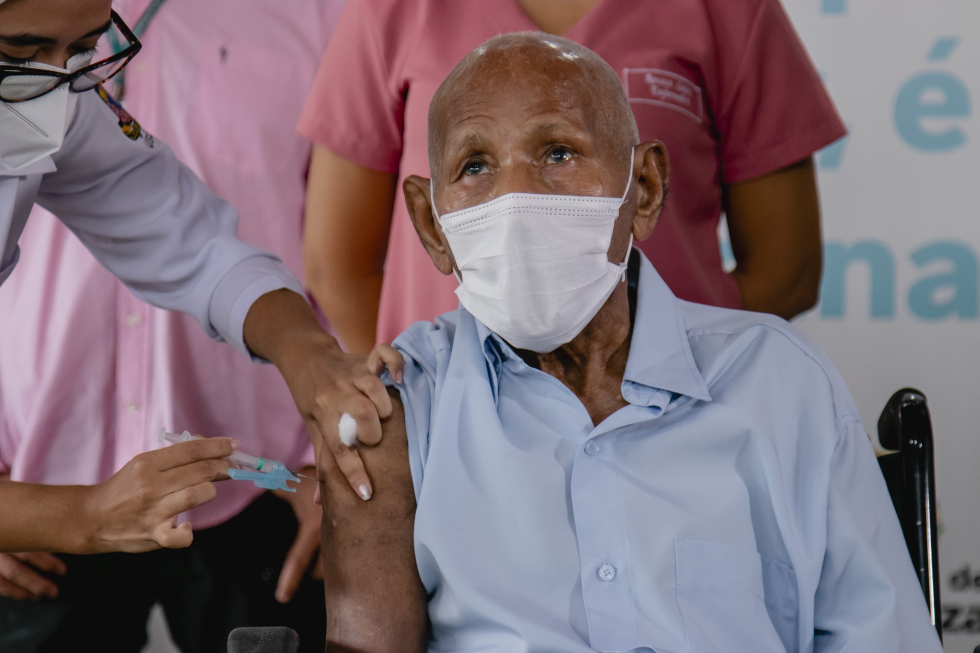  José Pereira dos Santos, 106 anos, um dos idosos do Lar Torres de Melo vacinado contra a Covid-19 (Foto: Aurelio Alves)