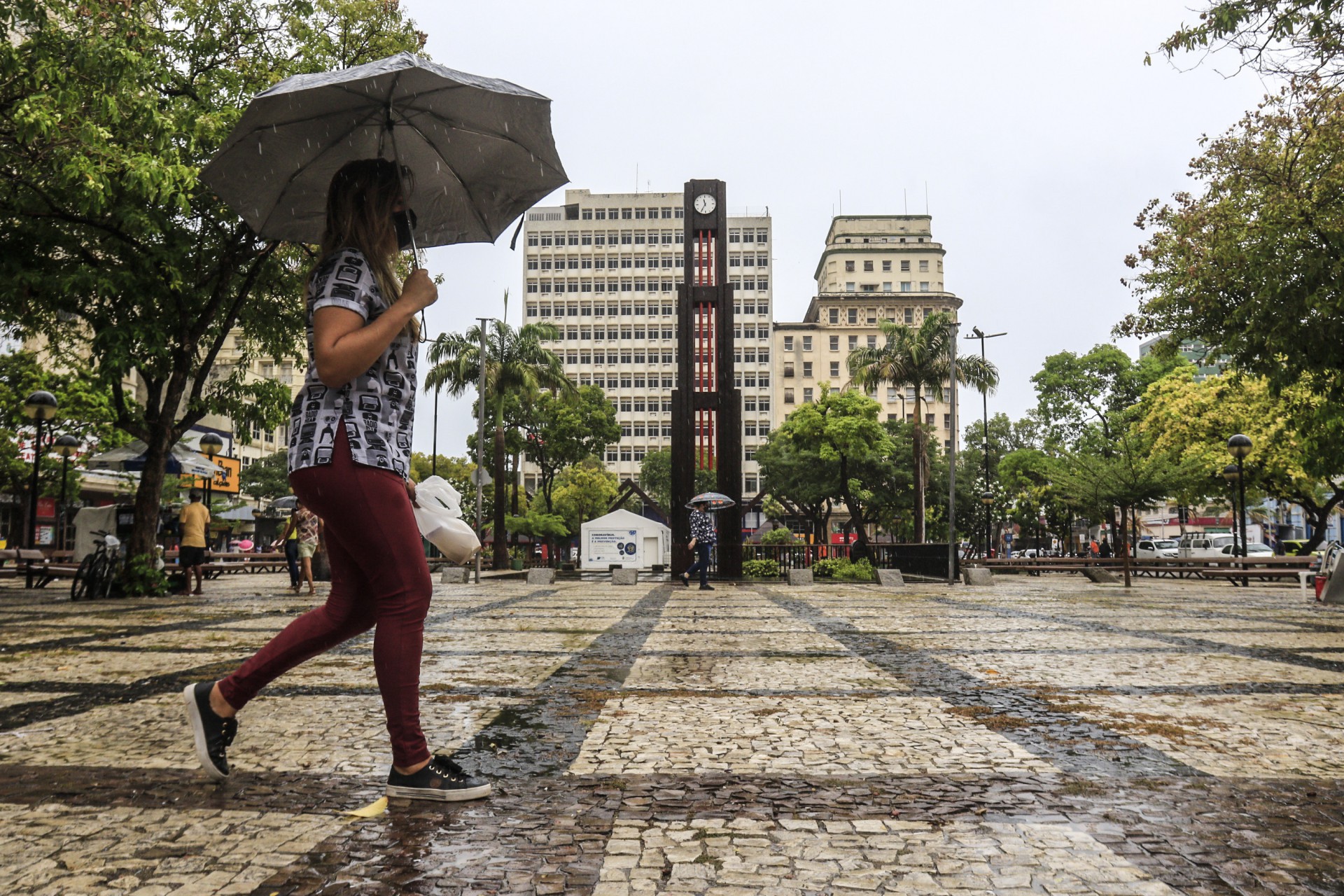 Movimentação na Praça do Ferreira em manhã de chuva intensa (Foto: Barbara Moira)