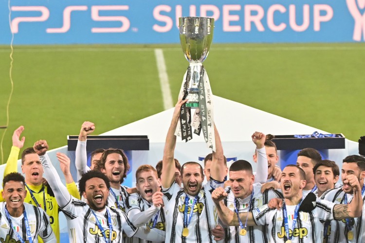 Juventus levanta a taça de campeão da Supercopa da Itália