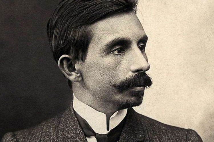 De acordo com a Lei do Direito Autoral Brasileira (Lei 9.610 de 19 de fevereiro de 1998; veja versão em inglês):.Artigo 41: Os direitos patrimoniais do autor perduram por setenta anos contados de 1° de janeiro do ano subseqüente ao de seu falecimento, obedecida a ordem sucessória da lei civil..Artigo 43: Será de setenta anos o prazo de proteção aos direitos patrimoniais sobre as obras anônimas ou pseudônimas, contado de 1° de janeiro do ano imediatamente posterior ao da primeira publicação..Artigo 44: O prazo de proteção aos direitos patrimoniais sobre obras audiovisuais e fotográficas será de setenta anos, a contar de 1° de janeiro do ano subsequente ao de sua divulgação..Artigo 96: É de setenta anos o prazo de proteção aos direitos conexos, contados a partir de 1º de janeiro do ano subsequente à fixação, para os fonogramas; à transmissão, para as emissões das empresas de radiodifusão; e à execução e representação pública, para os demais casos..Portanto, este arquivo de mídia não está protegido por copyrights. Veja Recursos no domínio público.
