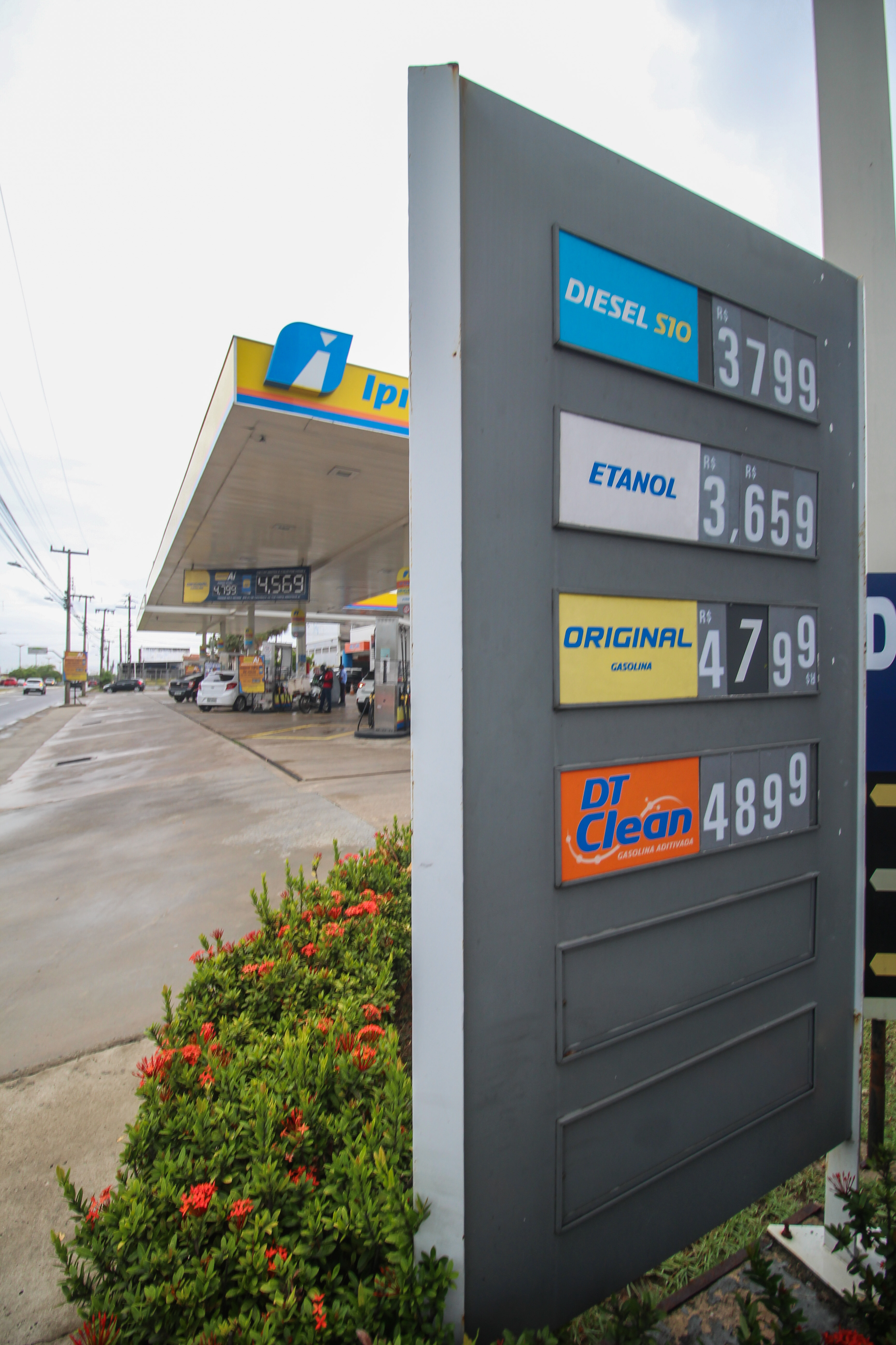 ￼POSTO na BR-116 trocou valor de R$ 4,69 para R$ 4,79 o litro da gasolina (Foto: Deisa Garcêz/Especial para O Povo)