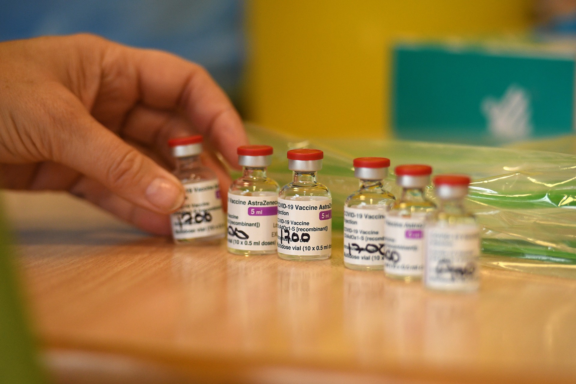 Vacinas da Oxford/AstraZeneca produzidas na Friocruz (Foto: Oli SCARFF / AFP)