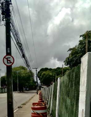 Parte do muro do quartel do 23º Batalhão de Caçadores, na avenida Luciano Carneiro, no Bairro de Fátima, ameaça desabar. 21/1/2021. Fortaleza-Ceará-Brasil  