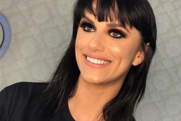 Soliane Luiza, professora de 28 anos, morreu após cair de uma altura de 5 metros em um ponto turístico de uma praia em Santa Catarina enquanto tirava fotos