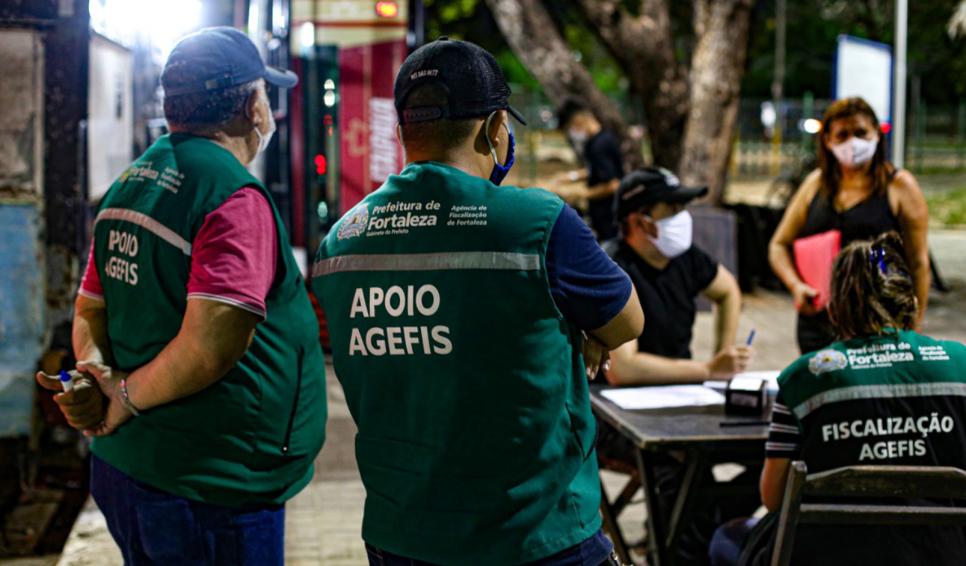 ￼FISCAIS da Agefis participaram das fiscalizações (Foto: divulgação /  rodrigo carvalho-agefis)