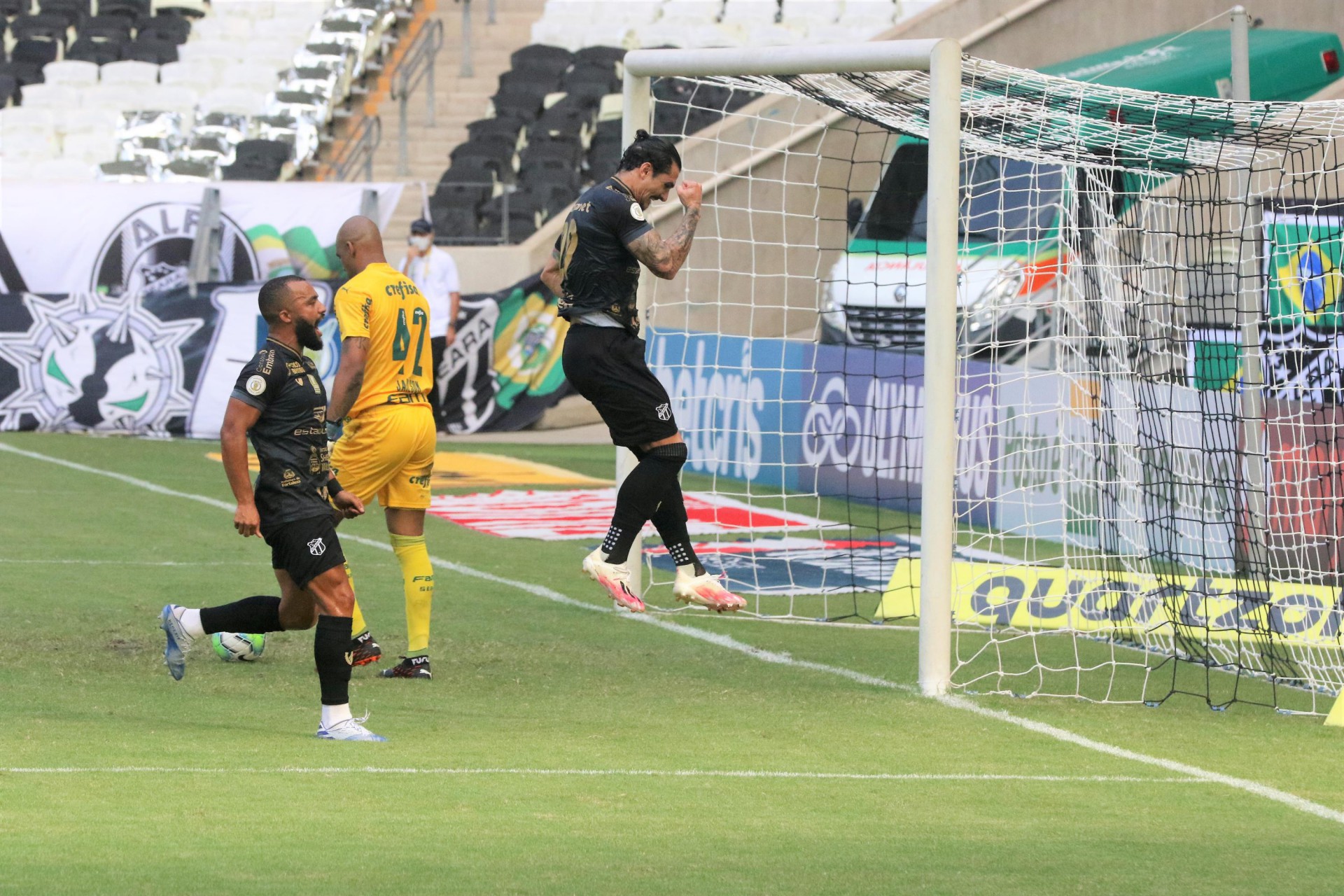 Vina comemora gol do Ceará, ao lado de Samuel Xavier (Foto: XANDY RODRIGUES/AE)