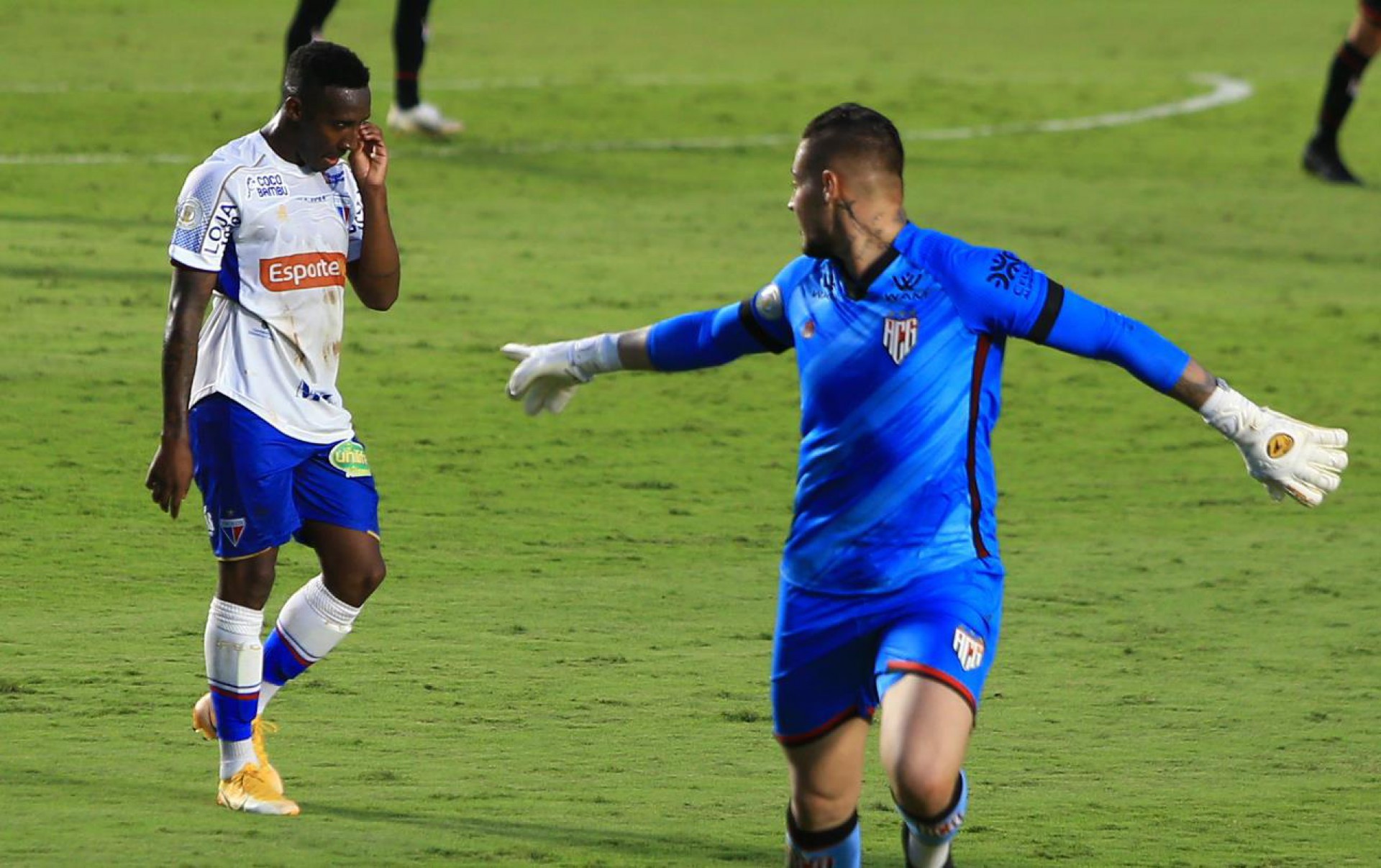 Goleiro Jean, do Atlético-GO, comemora gol, enquanto Yuri César, do Fortaleza, lamenta (Foto: CARLOS COSTA/AE)