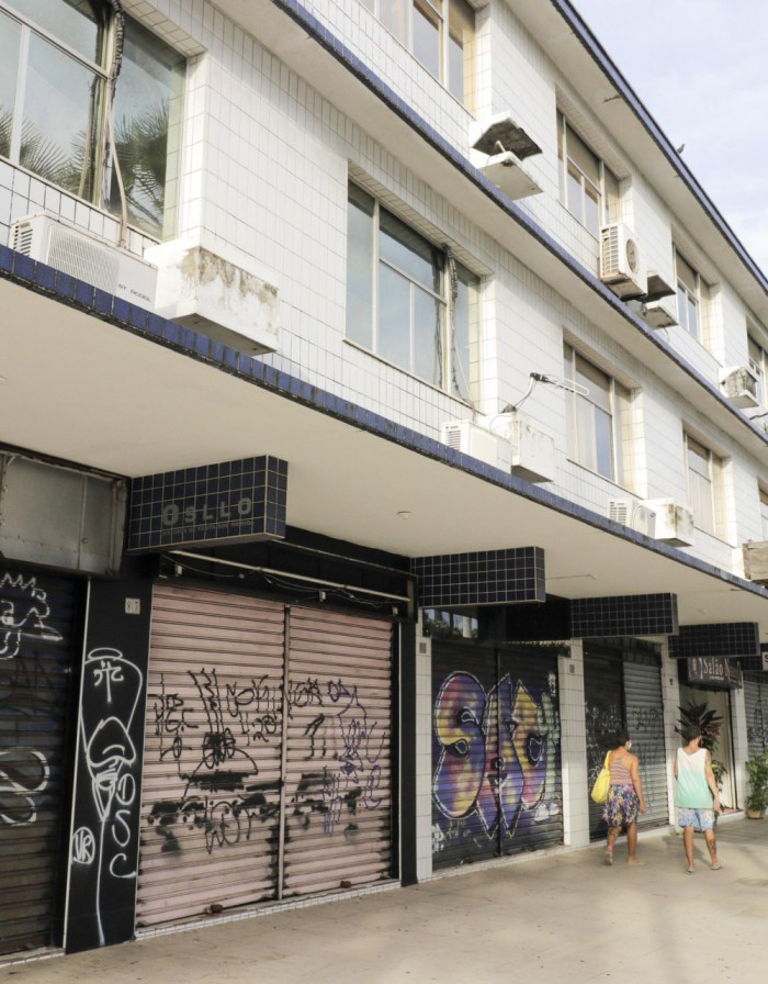 Avenida Monsenhor Tabosa, que já teve mais de 400 lojas, segue a perder varejistas e com crescimento da presença de mais pessoas em condição de rua (Foto: FCO FONTENELE)