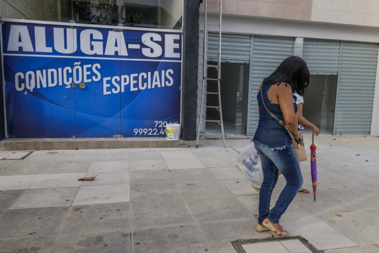 Crise econ&ocirc;mica atingiu mais fortemente o com&eacute;rcio de itens de vestu&aacute;rio, acess&oacute;rios e cal&ccedil;ados