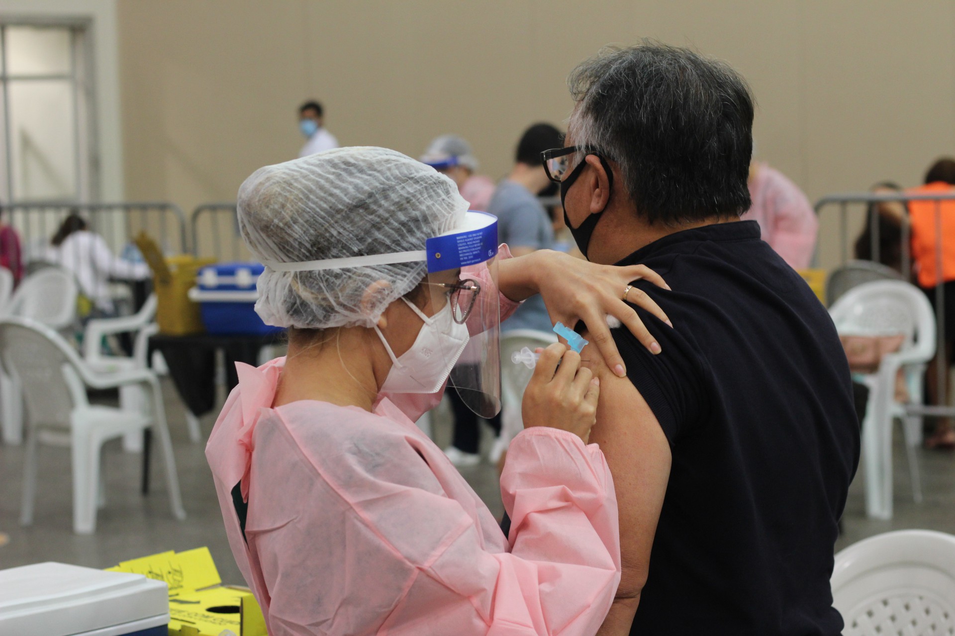 Centro de Eventos do Ceará recebeu profissionais da saúde para vacinação nesta segunda-feira, 25. (Foto: Deisa Garcêz/Especial para O Povo)