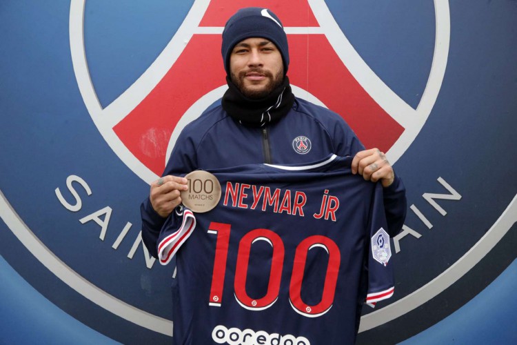Atacante Neymar recebe homenagem por completar 100 jogos com a camisa do Paris Saint-Germain