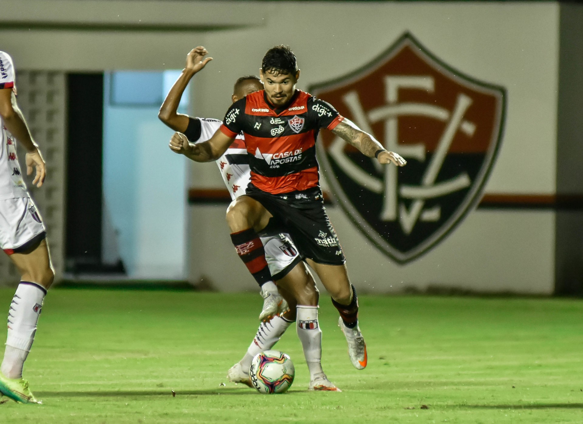 Vitória se livrou do rebaixamento na penúltima rodada, após vencer o Botafogo-SP por 1 a 0 no Barradão (Foto: Pietro Carpi / EC Vitória)