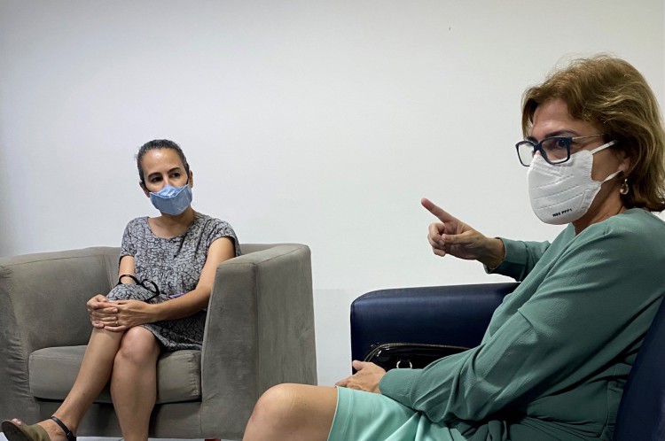 Médica Liduína Rocha (esquerda), candidata à presidência do Sindicato dos Médicos. À direita, jornalista Ana Naddaf, diretora-executiva de jornalismo do Grupo de Comunicação O POVO 