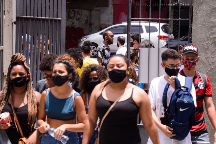 Estudantes chegam para o segundo dia do Exame Nacional do Ensino Médio (Enem) 2020, na Universidade Estadual do Rio de Janeiro(UERJ).