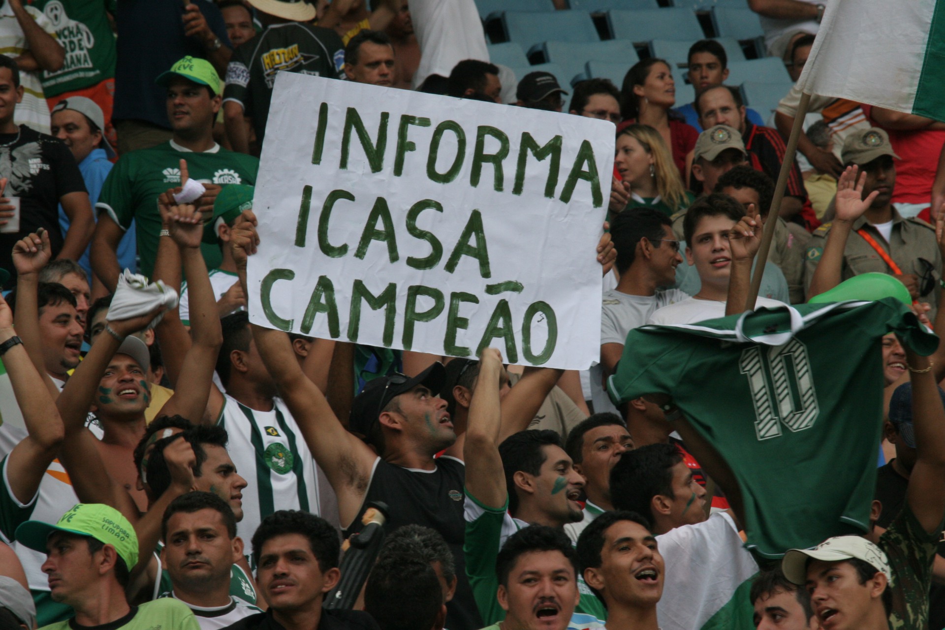 Torcida do Icasa em jogo com o Fortaleza, no estádio Castelão pela Final do Campeonato Cearense 2007 (Foto: Natinho Rodrigues, em 06/05/2007)
