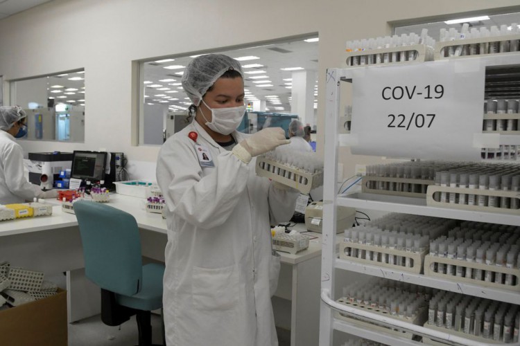 Um funcionário do laboratório Hermes Pardini trabalha no teste da doença do coronavírus (COVID-19) com amplificação por PCR, em Vespasiano, perto de Belo Horizonte, Brasil, em 23 de julho de 2020. Foto tirada em 23 de julho de 2020. REUTERS / Washington Alves