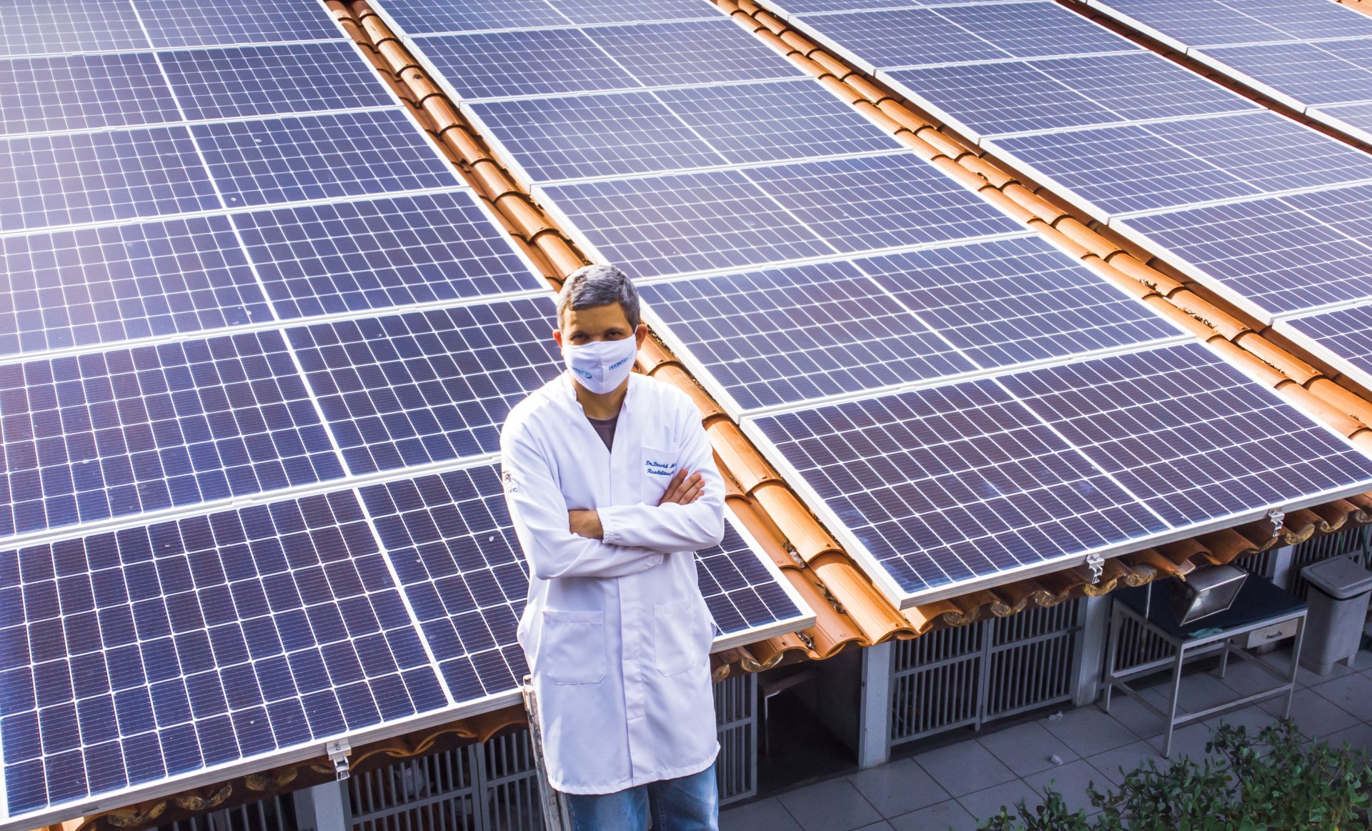 FORTALEZA, CE, BRASIL, 28-01-2021: Mario Neto, dentista, instalou diversos painéis solares para produção de energia elétrica em sua clínica odotológica (Foto: Fco Fontenele/O POVO) (Foto: FCO FONTENELE)