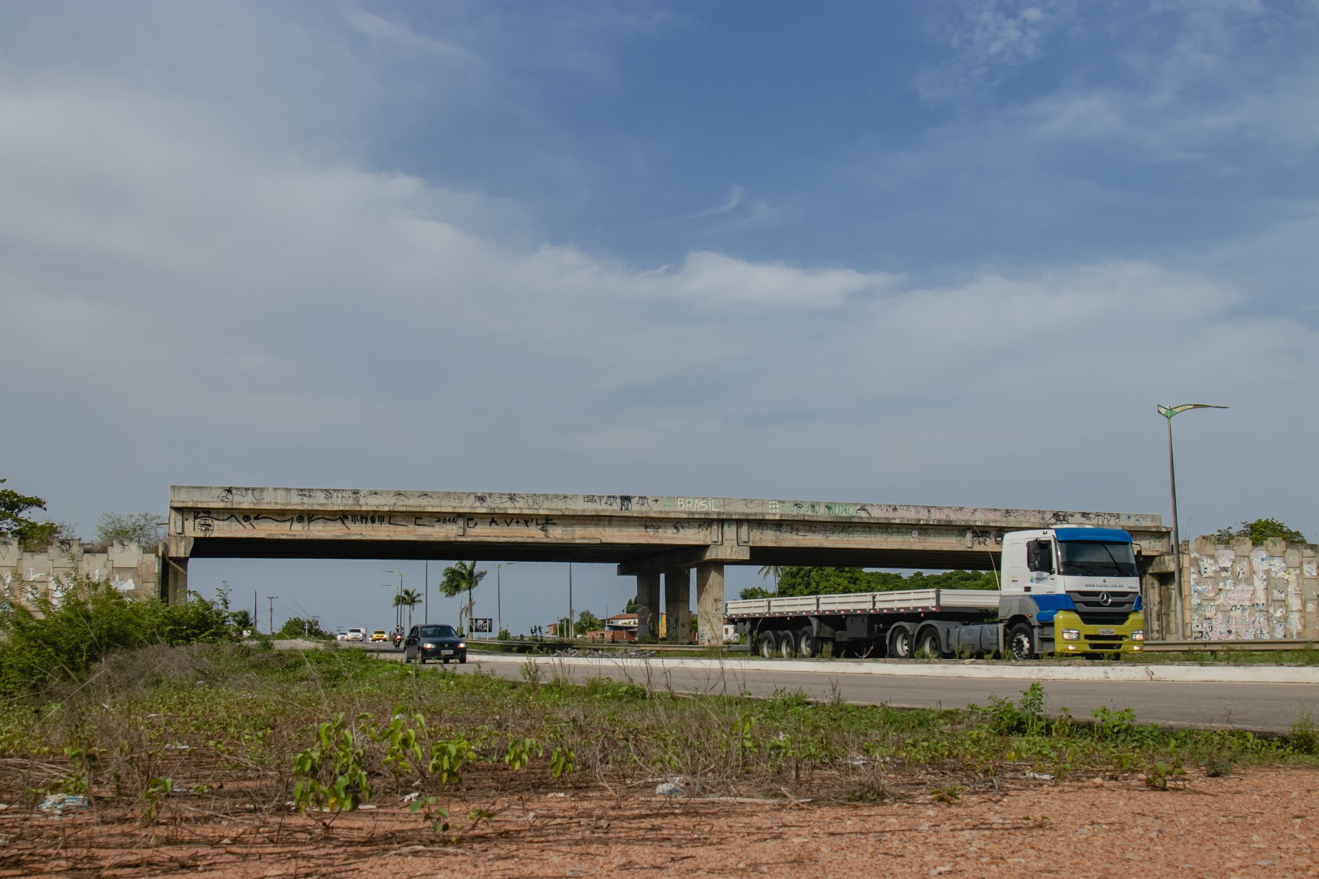 Viaduto de acesso a Horizonte (BR-116) está em situação de abandono, com obras paradas há anos. Trabalhos devem recomeçar em 2021 em esforço do Ministério da Infraestrutura de entregar obras paralisadas. (Foto: Aurelio Alves)