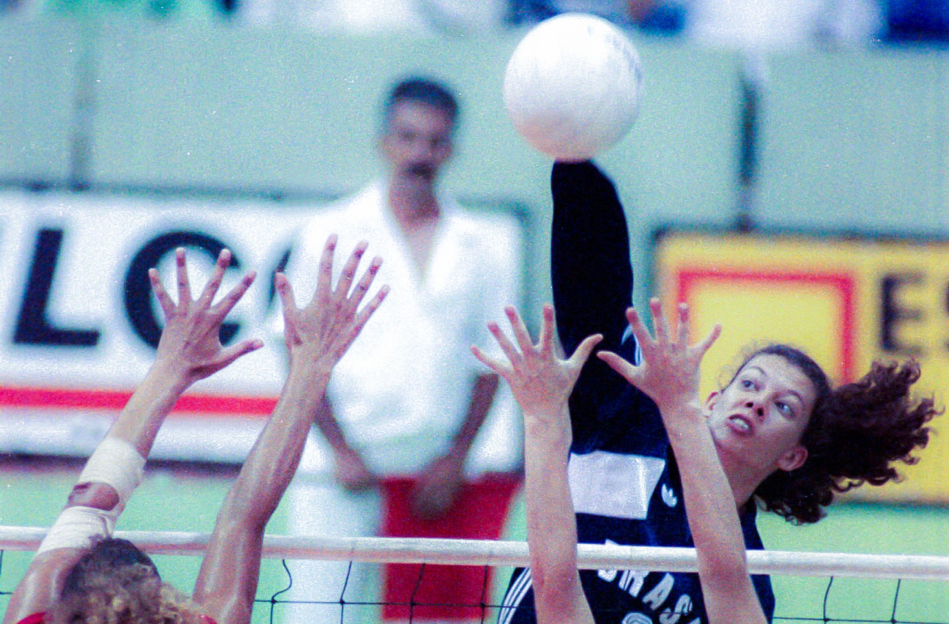 Cuba, Ciudad de la Habana, Havana. Agosto de 1991. A atacante brasileira Ana Moser executa uma cortada em jogo da Seleção Brasileira de vôlei feminino nos Jogos Pan-americanos de 1991, realizados em Havana. (Foto: SÉRGIO BEREZOVSKY/AE)