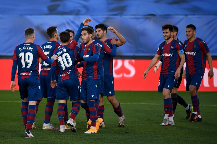 s jogadores do Levante comemoram a vitória no final da partida de futebol da liga espanhola Real Madrid CF contra o Levante UD, no estádio Alfredo di Stefano, em Madri