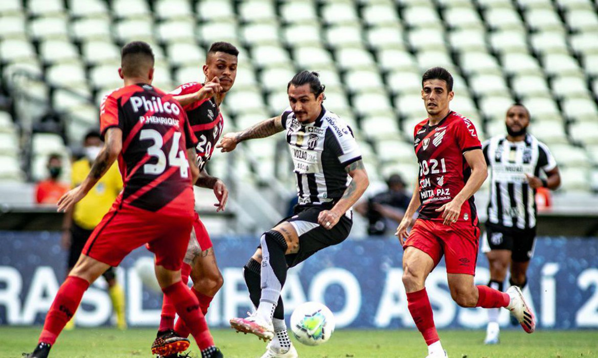 Ceará reencontra o Athletico-PR com técnico Tiago Nunes no comando (Foto: Aurélio Alves)
