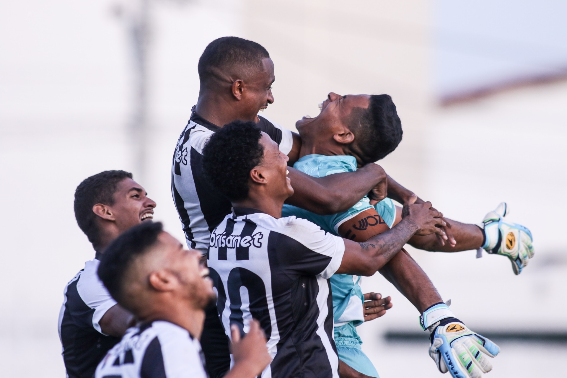 Jogadores comemoram gol na final do Brasileirão de Aspirantes, contra o Vila Nova-GO (Foto: Pedro Chaves / CearaSC.com)