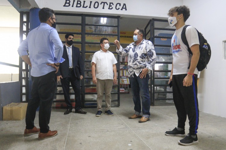 Representantes de professores e estudantes visitam escola César Cals, em Fortaleza Representantes de professores e estudantes visitam escola César Cals, em Fortaleza