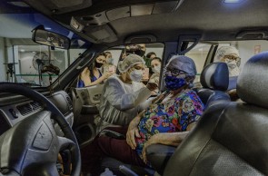 Fortaleza em 02 de fevereiro de 2020, Inicio das vacinações em drive thru contra o Covid-19, para idosos, no centro de eventos. (Foto Julio Caesar/O Povo)