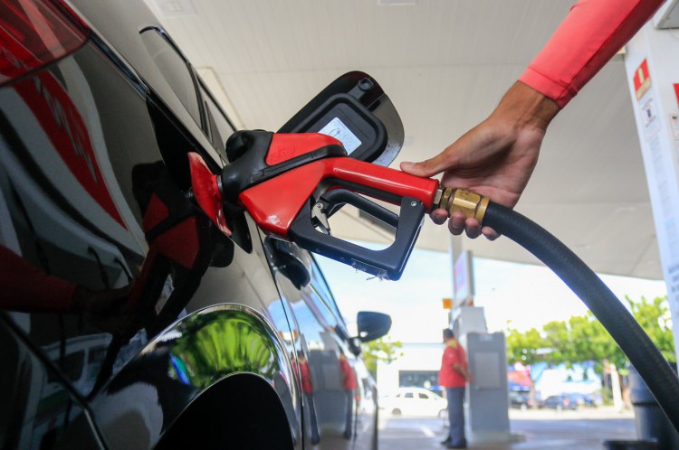 O preço do litro da gasolina já passa de R$ 5 em no Ceará