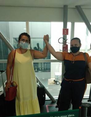 Mulheres de tripulantes vão ao Rio de Janeiro buscar informações após 4 dias de buscas