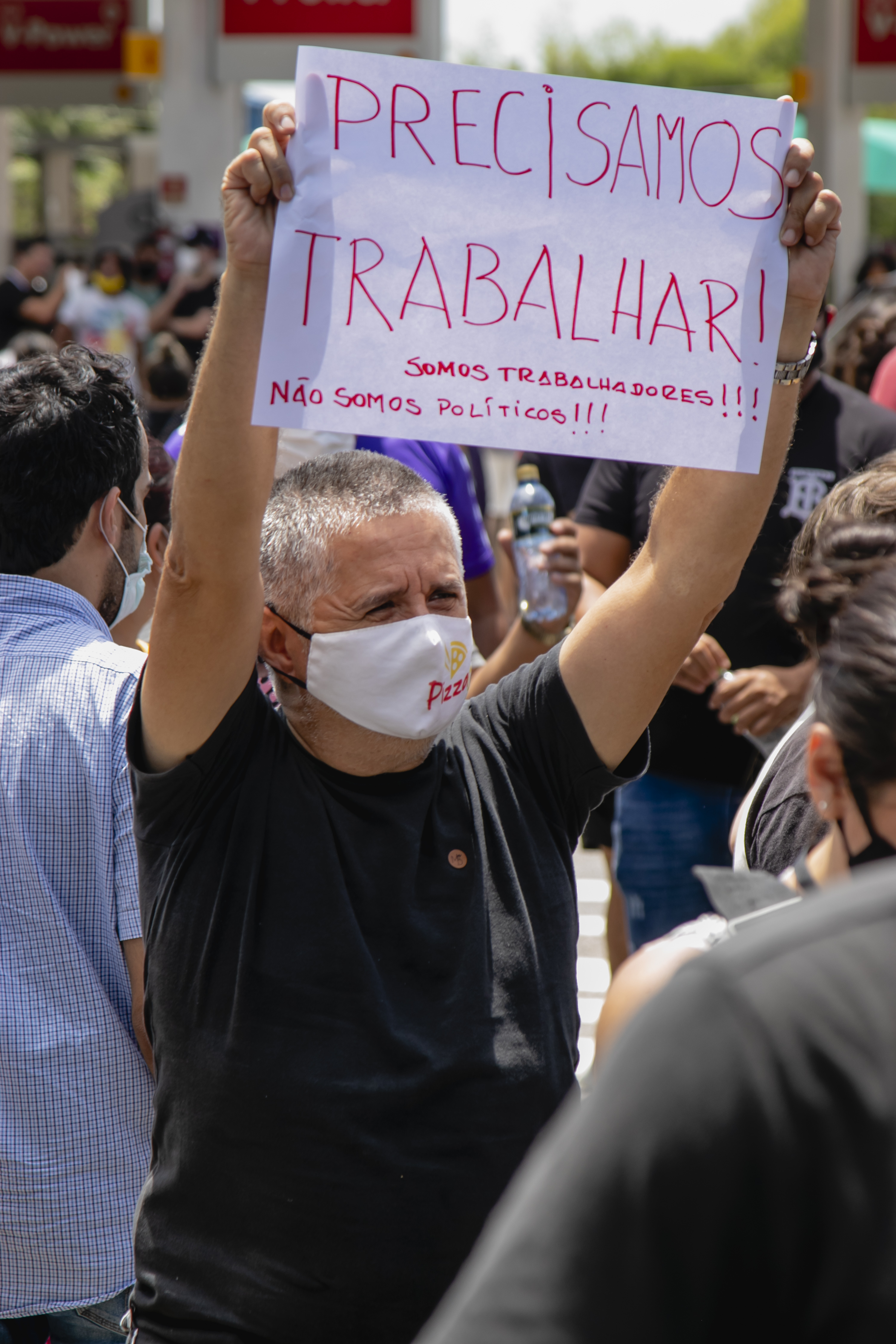 Novo decreto do governador Camilo Santana, com restrições ao funcionamento  de vários setores depois das 20 horas, motivou protestos e Fortaleza (Foto: Aurelio Alves)