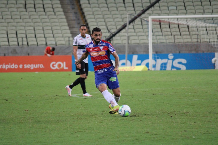 Volante Felipe com a bola no jogo Fortaleza x Coritiba, na Arena Castel&atilde;o, pelo Campeonato Brasileiro S&eacute;rie A
