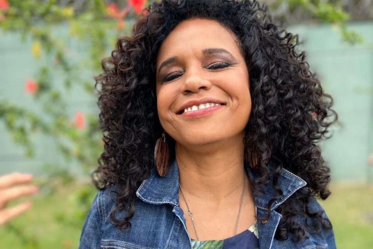 Acompanhe a agenda de transmissões ao vivo online - live - de artistas nacionais e internacionais para hoje, sábado, 6 de fevereiro (06/02); com lives diárias, cantora Teresa Cristina é uma das atrações da noite