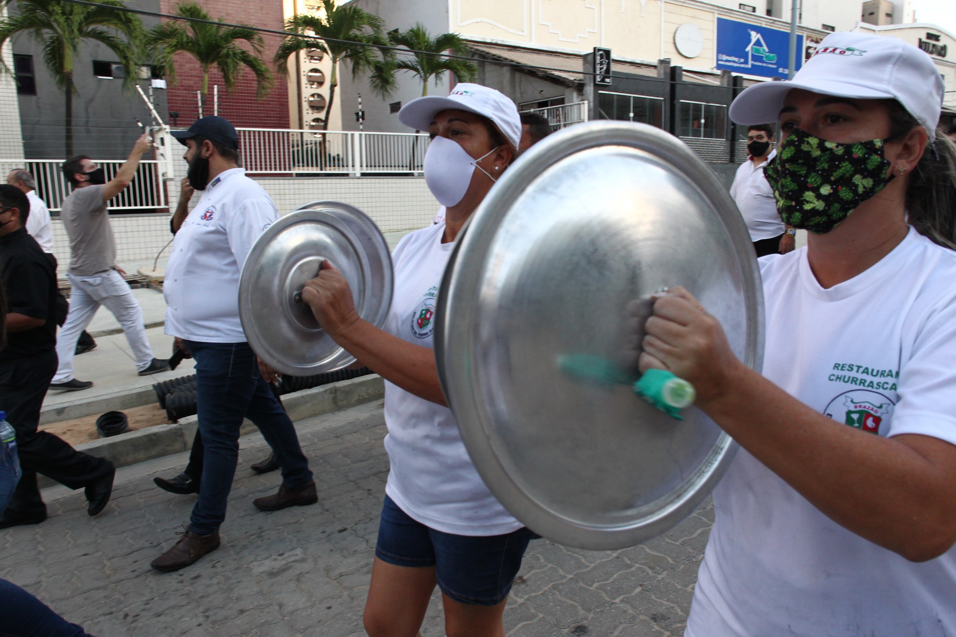 ￼Protesto de donos e funcionários de bares e restaurantes, neste mês, em Fortaleza, por conta de restrições de horário estabelecidas para conter a Covid-19 (Foto: FABIO LIMA)