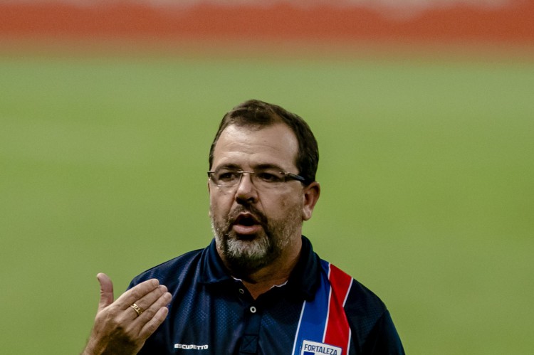 Enderson Moreira tem feito vários testes no ataque e na volância