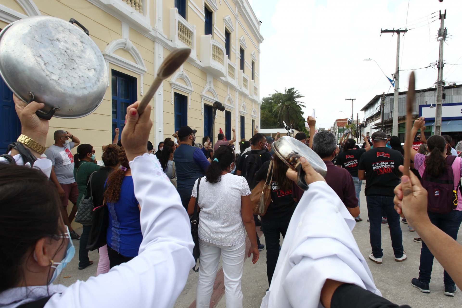 SERVIDORES organizaram manifestação em frente à sede da Prefeitura, no Centro (Foto: FABIO LIMA)