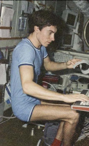  Sergei Krikalev na estação espacial Mir em 1991, onde ficou 312 dias (Foto: Foto: Reprodução/TASS))