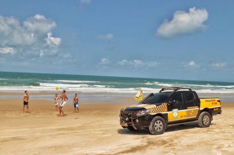 Viatura do Demutran de Aquiraz circulando na faixa de praia do município para conter aglomerações e multar possíveis infratores que circularem na região