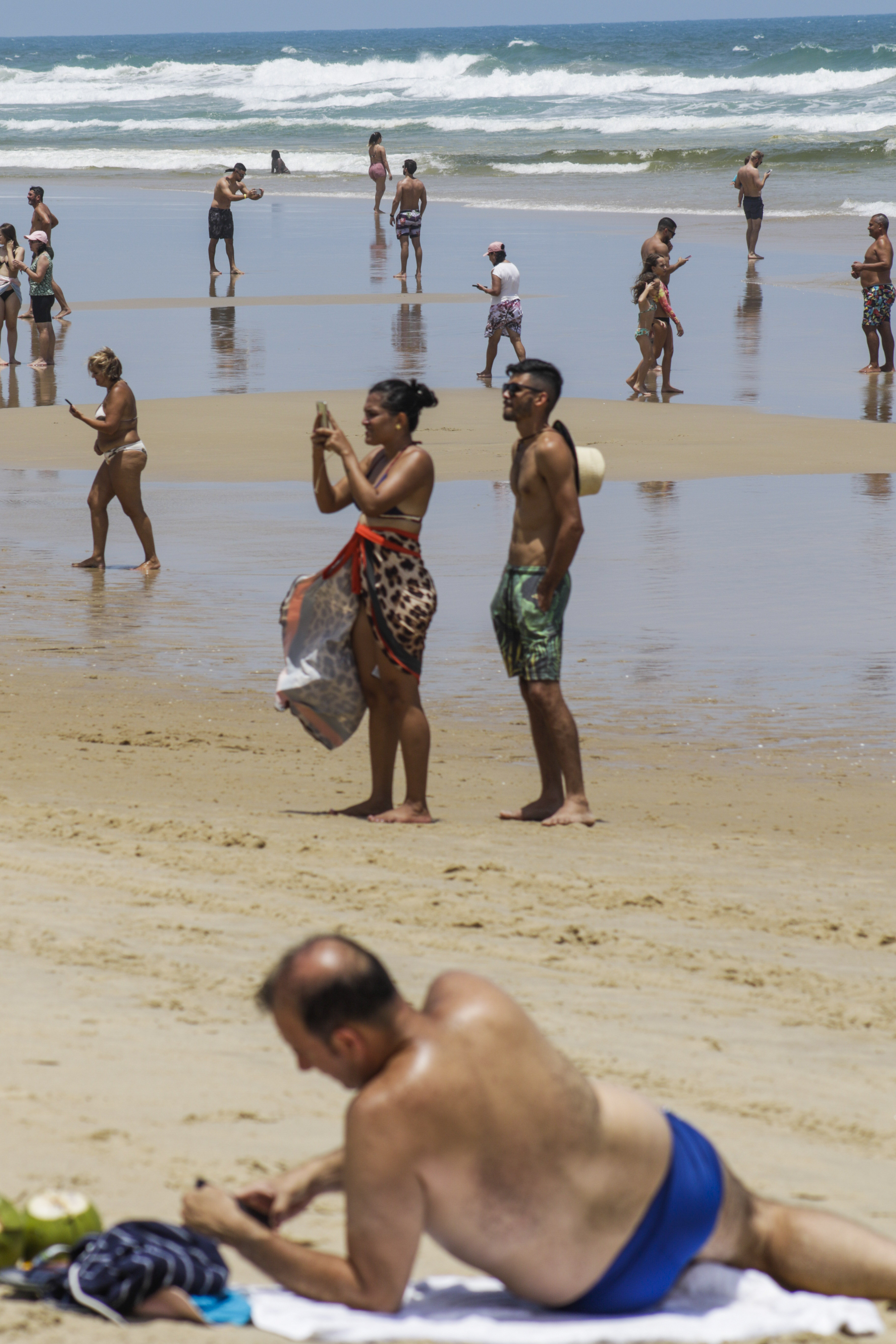 FORTALEZA, CE, BRASIL, 15.02.2021: Movimentação nas barracas da praia do Futuro na manhã dessa segunda (Foto: Thais Mesquita/OPOVO) (Foto: Thais Mesquita)